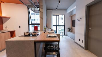 Cafetière/bouilloire, tables à manger