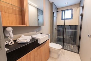 Shower, rainfall showerhead, hair dryer, towels - Xtay Oslo Florianópolis (Florianópolis)
