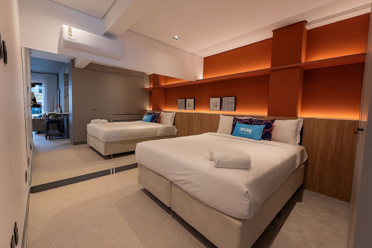 Muebles diferentes, escritorio, wifi gratis y ropa de cama
