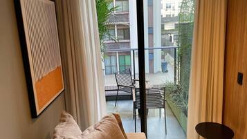 Apartamento luxo | Área de estar | TV de tela plana 43 polegadas com canais a cabo