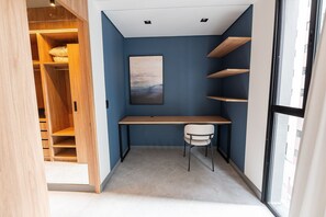 Une pièce comprenant un bureau, une chaise et une armoire.