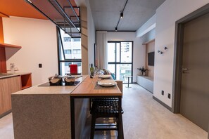 Cafetière/bouilloire, tables à manger