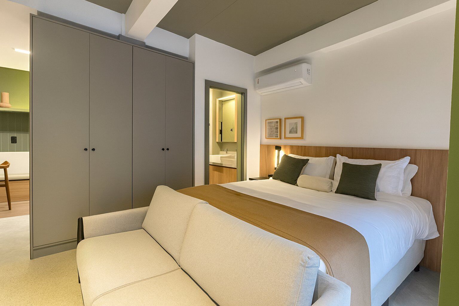 Muebles diferentes, escritorio, wifi gratis y ropa de cama 