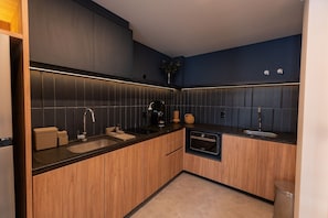 Apartamento conforto | Cozinha privada | Cafeteira/chaleira, mesas de jantar