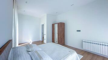 4 quartos, cofres nos quartos, ferros/tábuas de passar roupa, Wi-Fi