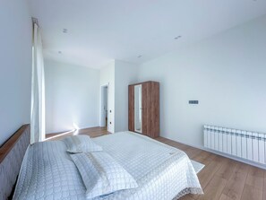 4 chambres, coffres-forts dans les chambres, fer et planche à repasser