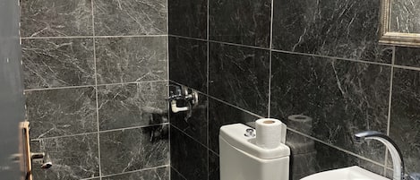 Habitación cuádruple económica, vista a la ciudad | Escritorio y wifi gratis