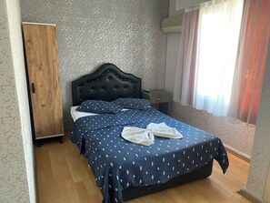 Habitación cuádruple económica, vistas a la ciudad | Escritorio y wifi gratis