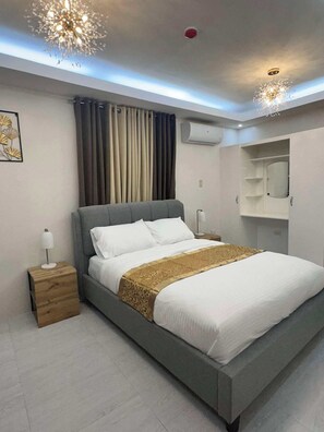 1 bedroom, WiFi, bed sheets - Guestroom 2 -3rd Flr. Barretto Olongapo, near beach & Inflatable Island (Olongapo)
