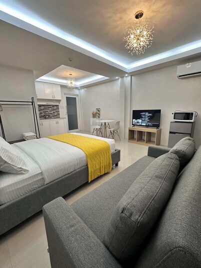 Guestroom 2 -3rd Flr. Barretto Olongapo, near beach & Inflatable Island