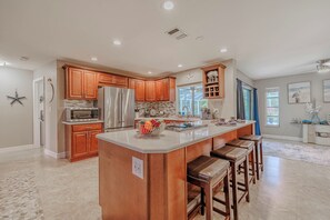 Fridge, microwave, oven, stovetop - Sleeps 6 - Heated Pool - BBQ - Stars Vacation Rentals (Cape Coral)