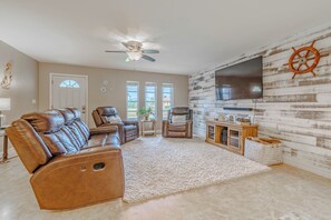 Smart TV, books - Sleeps 6 - Heated Pool - BBQ - Stars Vacation Rentals (Cape Coral)