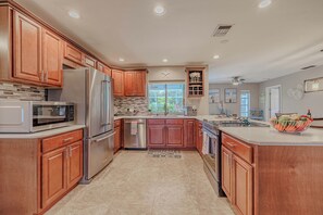 Kjøleskap, mikrobølgeovn, ovn og kokeplater