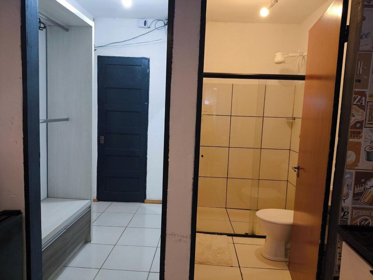 Een douche, handdoeken, toiletpapier