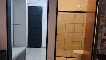 Een douche, handdoeken, toiletpapier