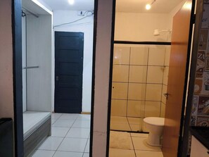 Regadera, toallas, papel de baño 