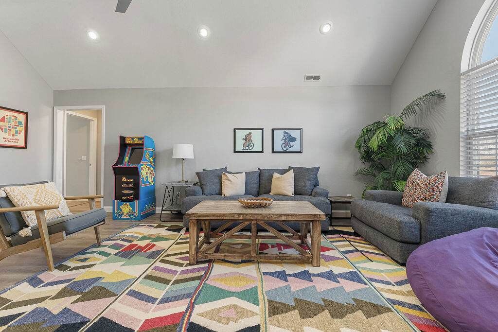 Televisión, chimenea, videojuegos y oficina 