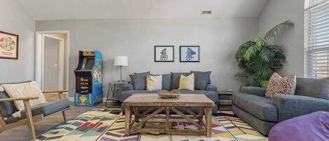 Televisión, chimenea, videojuegos y oficina