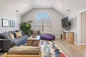 Télévision, cheminée, jeux vidéo, espaces bureaux