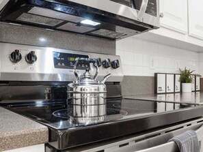 Frigorifero, microonde, forno, piano cottura