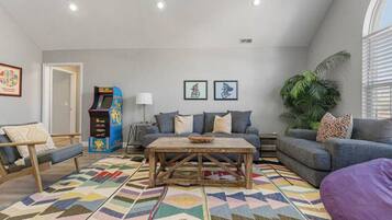 Televisión, chimenea, videojuegos y oficina