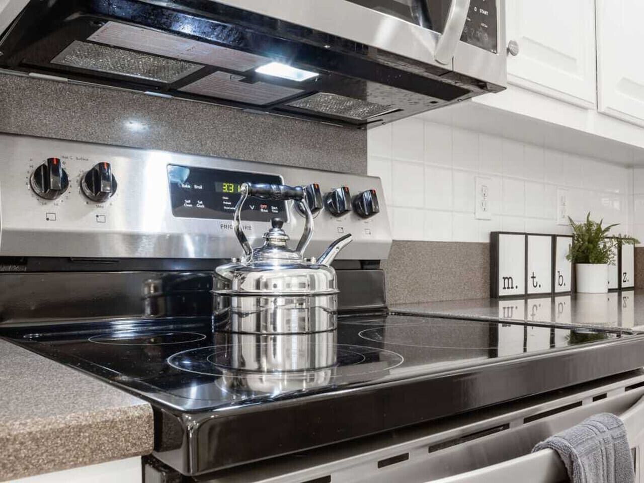 Kylskåp, mikrovågsugn, ugn och spishäll