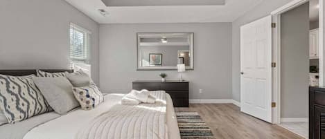 Desk, iron/ironing board, WiFi, bed sheets