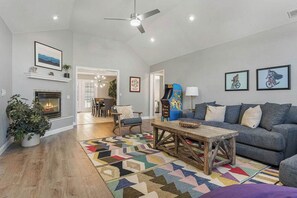 Una televisión, una chimenea, videojuegos, una oficina