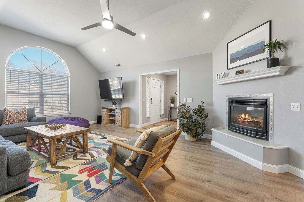 Tv, eldstad, tv-spel och kontor