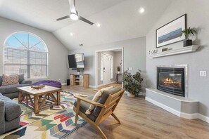 TV, caminetto, videogiochi, studio