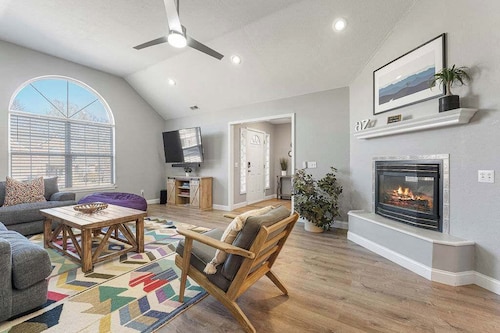 Coler House: Cyclist’s Retreat with Hot Tub