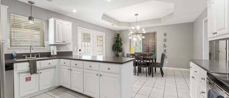 ثلاجة، ميكروويف، فرن، موقد طهي مسطح