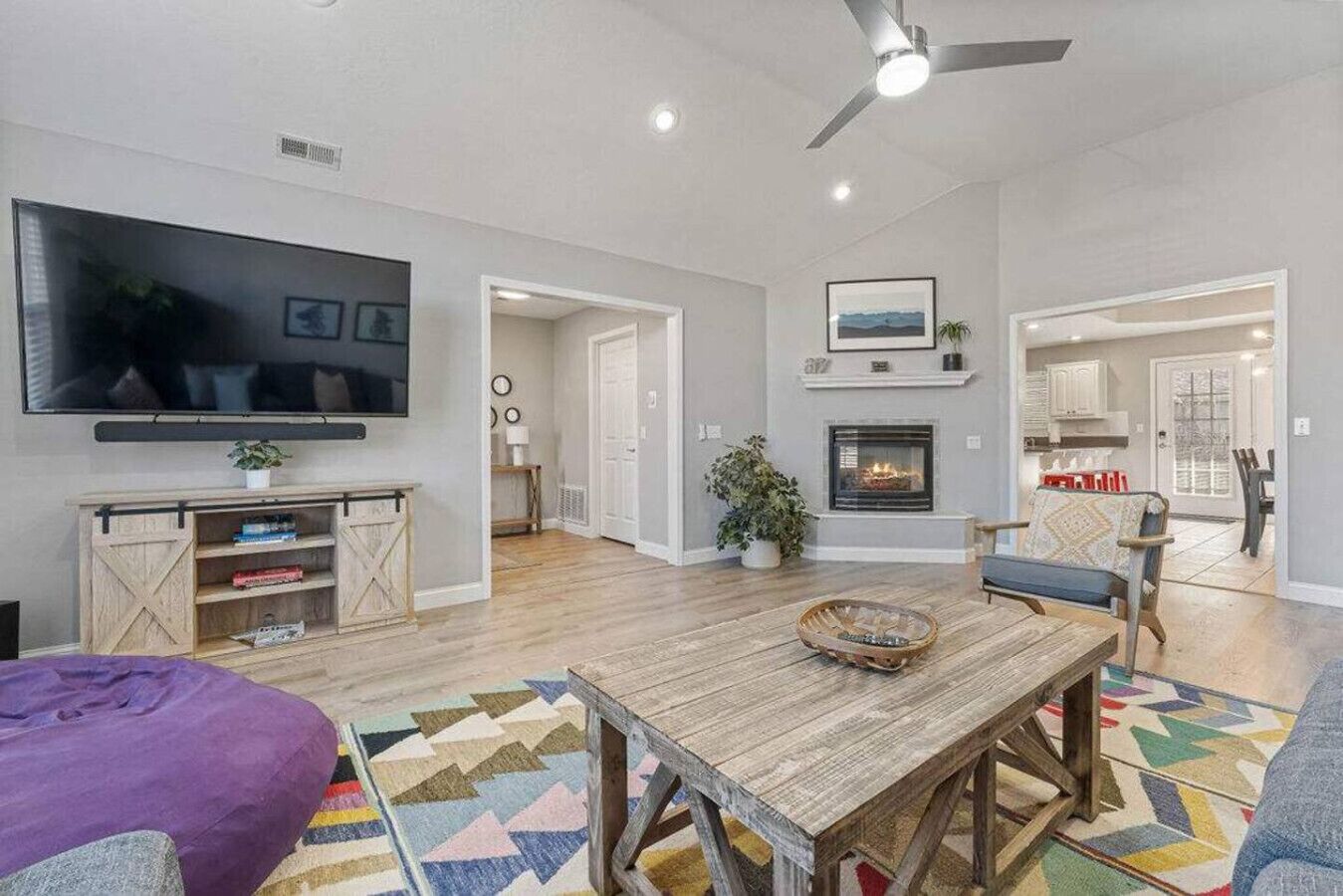 Fernseher, Kamin, Videospiele, Arbeitsbereiche