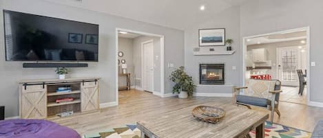 Tv, eldstad, tv-spel och kontor