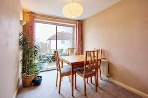 Dining - Family home in Chapel Allerton area - Peaceful Street, Free Parking (Leeds)