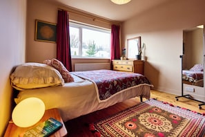 2 bedrooms, desk, iron/ironing board, travel crib - Family home in Chapel Allerton area - Peaceful Street, Free Parking (Leeds)