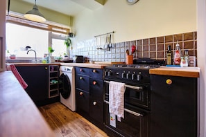Coffee/tea maker, fridge, oven, stovetop - Family home in Chapel Allerton area - Peaceful Street, Free Parking (Leeds)