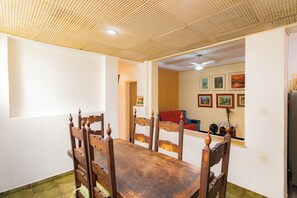 SUH Copacabana 83 | Dining room - 360 Copa Beach Fernando Mendes By SUHCasa (Rio de Janeiro)