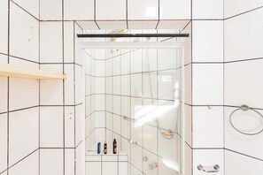 SUH Copacabana 83 | Banheiro | Secador de cabelo, toalhas de banho, papel higiênico 