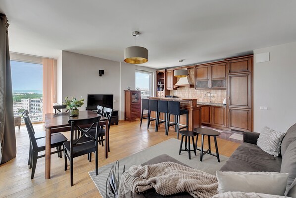 Grand Apartment, City View | 3 bedrooms, hypo-allergenic bedding, individually decorated - Top Floor z Widokiem na Morze by Downtown Apartments (Gdansk)