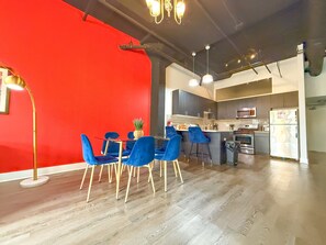 Dining - McCormick 3BR Family Haven Unit for 10 Guest Near Soldier Field & Lakefront (Chicago)