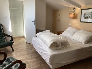 4 bedrooms, iron/ironing board