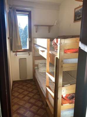 3 chambres, fer et planche Ă repasser