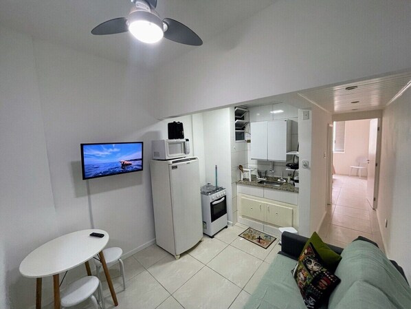 SUH Copacabana 91 | Living area | 30-cm Smart TV with digital channels