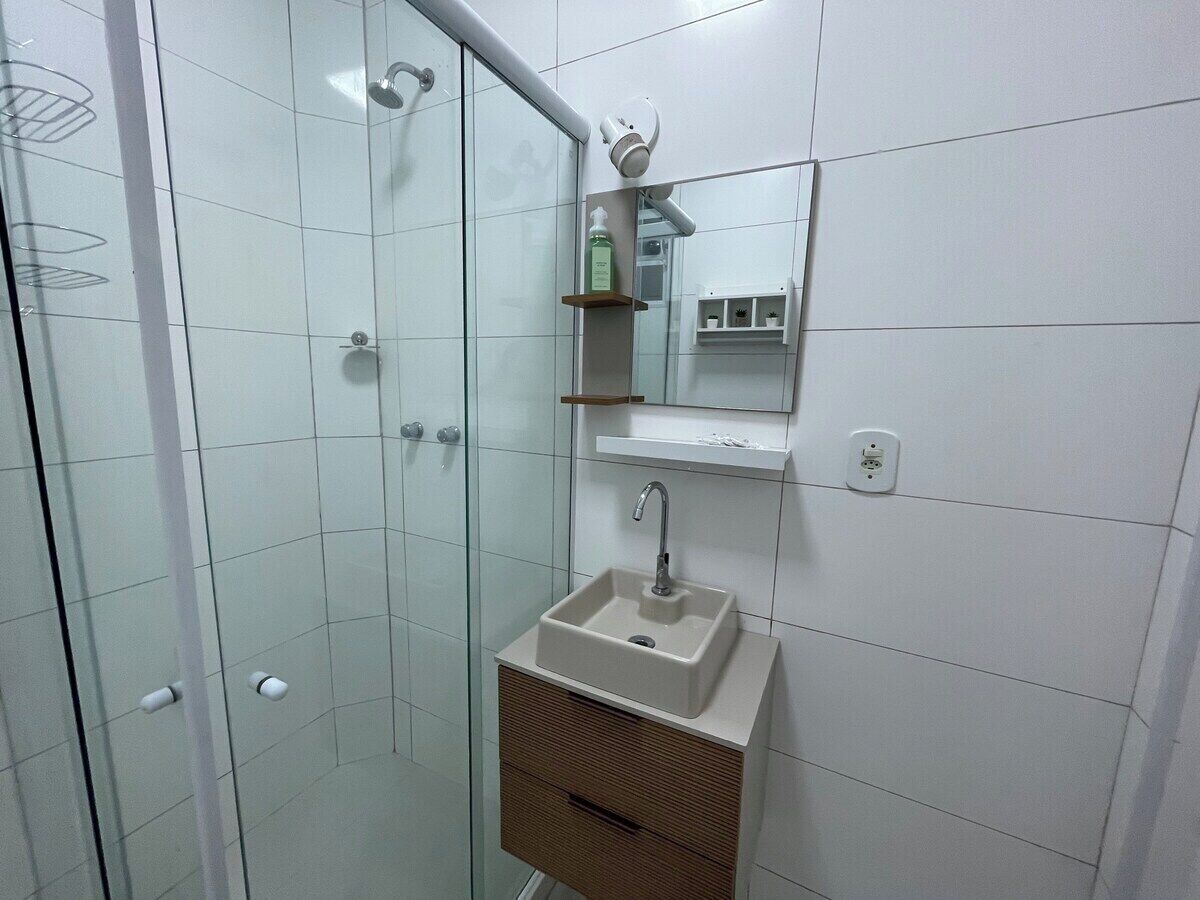 SUH Copacabana 91 | Banheiro | Chuveiro, secador de cabelo, toalhas de banho, papel higiênico