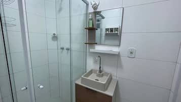 SUH Copacabana 91 | Banheiro | Chuveiro, secador de cabelo, toalhas de banho, papel higiênico