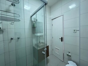 SUH Copacabana 91 | Bathroom | Shower, hair dryer, towels, toilet paper - 360 Copa Barata Ribeiro By SUHCasa (Rio de Janeiro)