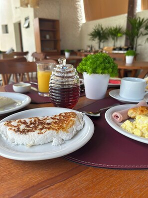 Esmorzar diari d'estil bufet gratuït 