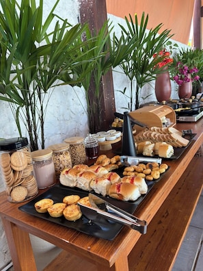 Free daily buffet breakfast - Pousada Coralli (Ipojuca)