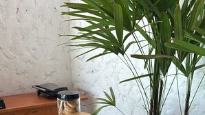 Uma mesa de buffet com diversos alimentos, incluindo sanduíches, doces e pão.